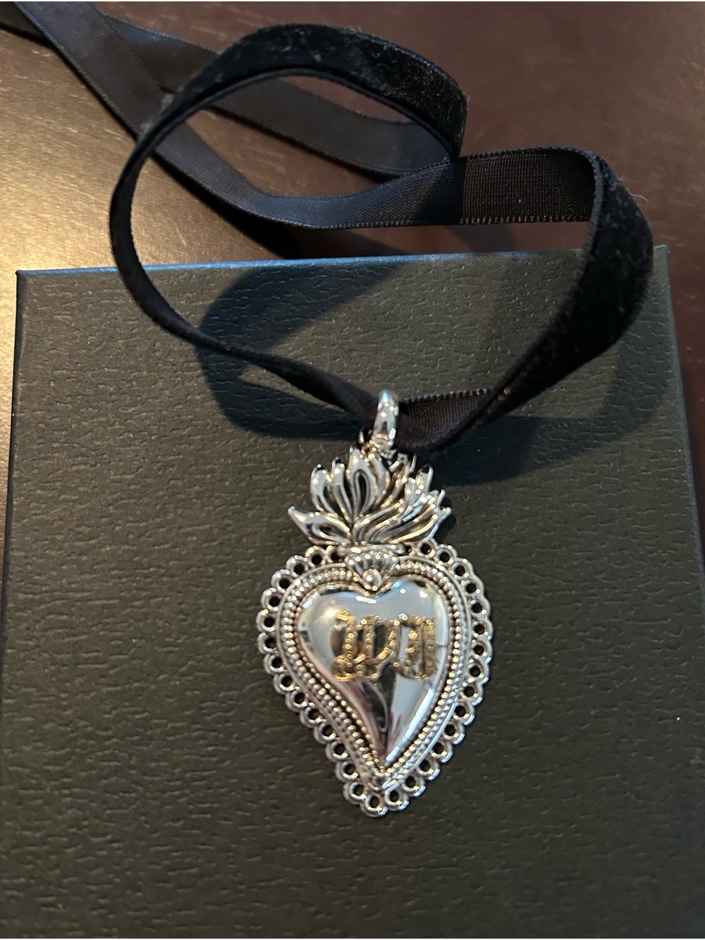 Silver Sacred Heart Pendant Velvet Choker - Black